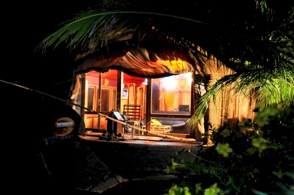 DAY NIGHT STAYHOUSEBOAT NEAT TRIVANDRUM
