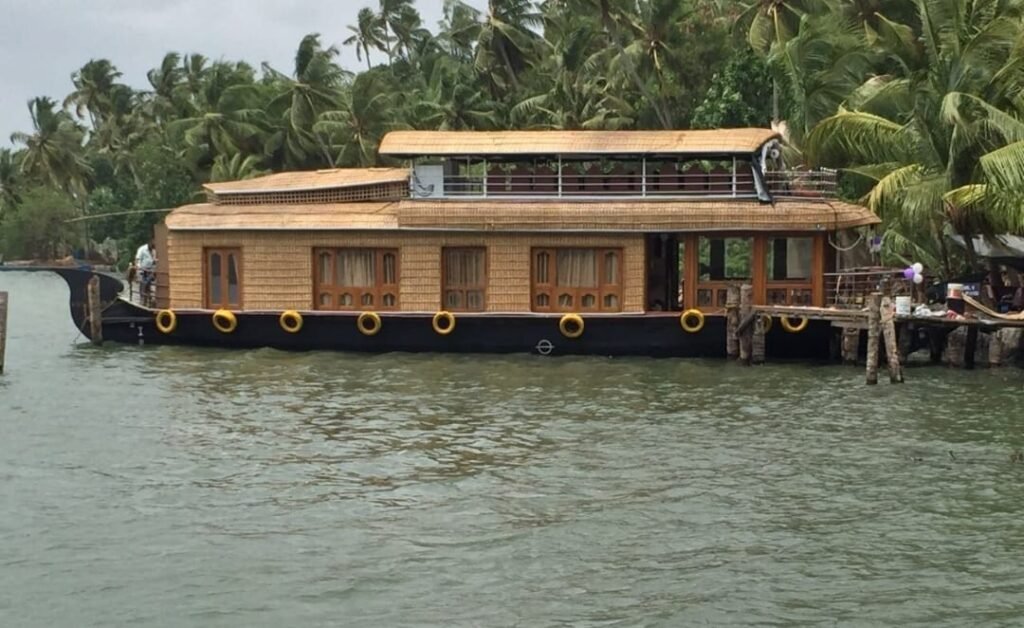 HOUSEBOAT VARKALA TOUR