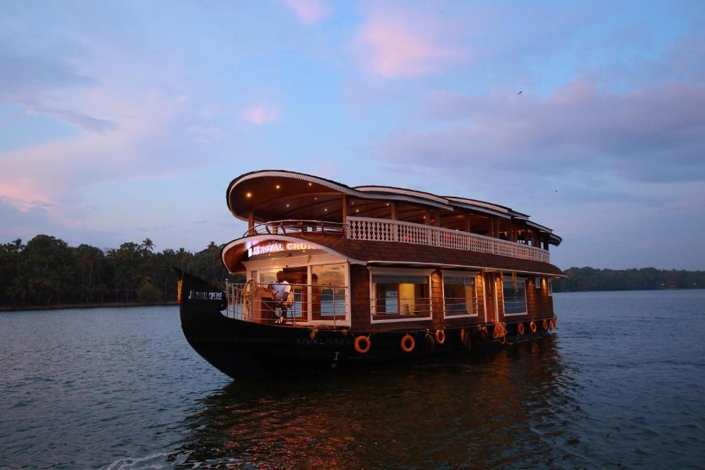 HOUSEBOAT VARKALA TOURS