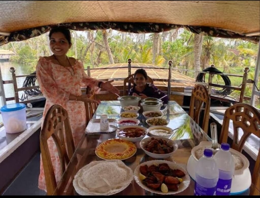 TRIVANDRUM HOUSEBOAT TOURS LUNCH