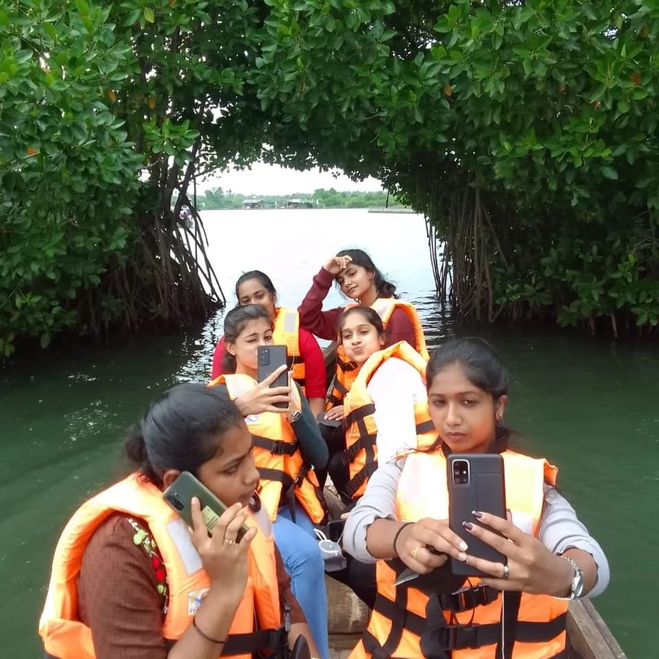 TRIVANDRUM MUNROE ISLAND HOUSEBOAT TOUR